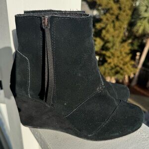 EUC Tom’s Suade heeled black booties women’s  size 7 1/2 7.5